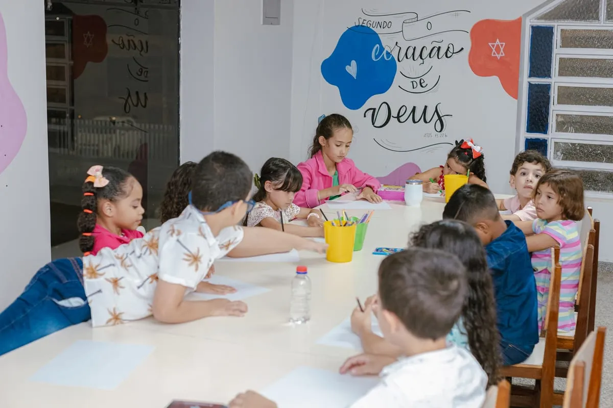 Crianças em volta da mesa na sala do IBC Kids
